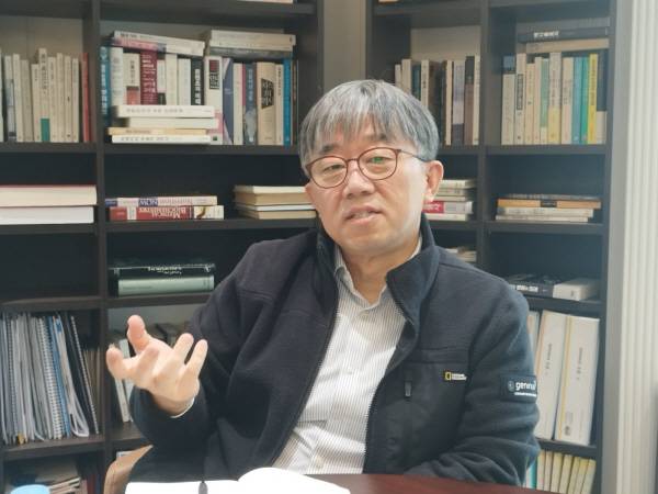 박웅양 지니너스 대표 겸 삼성서울병원 유전체연구소장이 2025년 2월 서울 송파구 정의로에 위치한 본사에서 이데일리와 인터뷰 중이다. (사진=김지완 기자)