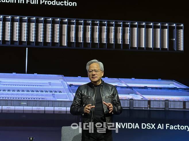 젠슨 황 엔비디아 최고경영자(CEO)가 2일(현지시간) 대만 타이베이 그랜드 하이라이 호텔에서 열린 ‘GTC 타이베이 2026 미디어 간담회’에서 발언하고 있다.(사진=공지유 기자)