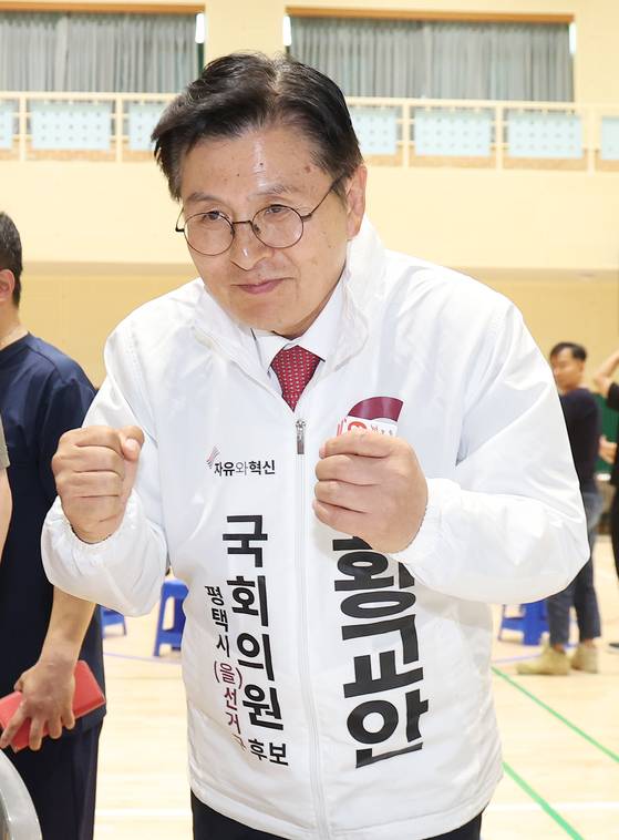 경기 평택을 국회의원 재선거에 출마한 자유와혁신 황교안 후보가 31일 경기도 평택시 팽성읍 한 초등학교 총동문회 운동회에서 참석자들과 인사하고 있다. 〈사진=연합뉴스〉