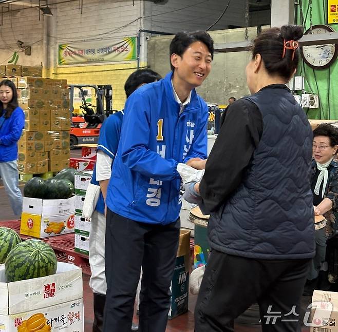 서태경 후보가 엄궁 농산물경매 시장에서 상인들의 이야기를 듣고 있다.(서태경 후보 선거캠프 제공. 재판매 및 DB금지)