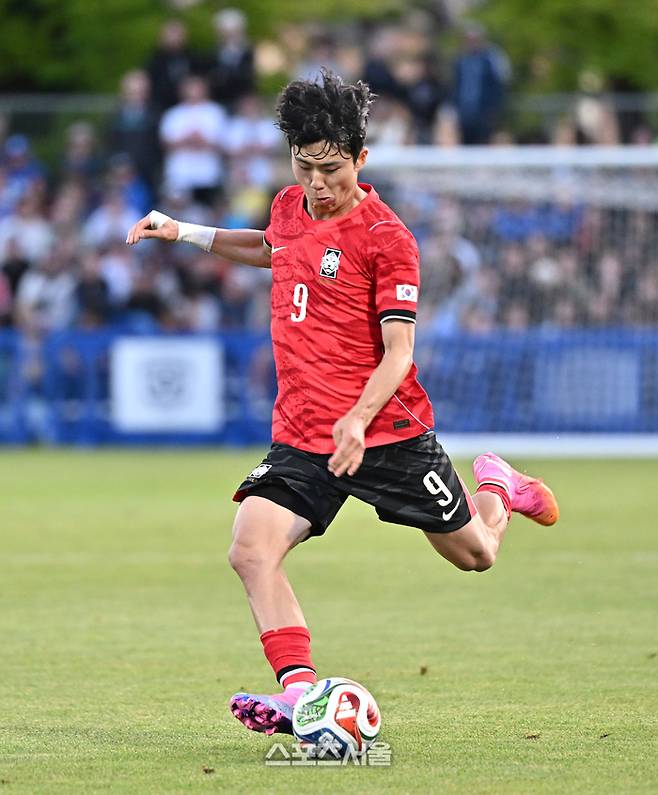 축구국가대표팀의 이기혁이 31일(한국시간) 미국 유타주 프로보 스미스 필드 하우스 사우스 필드에서 진행된 트리니다드토바고와의 평가전에서 롱패스를 하고 있다. 2026. 5. 31. 프로보(미 유타주) | 박진업 기자 upandup@sportsseoul.com