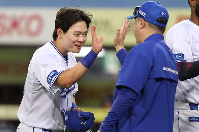 삼성 박승규(왼쪽)가 2일 대구삼성라이온즈파크에서 열린 2026 KBO리그 정규시즌 NC전 승리 후 박진만 감독과 하이파이브 하고 있다. 사진 | 삼성 라이온즈