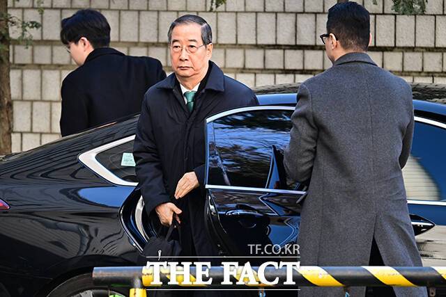 한덕수 전 국무총리가 지난 1월 21일 오후 서울 서초구 서울중앙지방법원에서 열린 '내란 우두머리 방조' 혐의 1심 선고 재판에 출석하고 있다./남윤호 기자