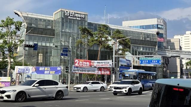 지난 1일 <더팩트>와 만난 대구시민들은 침체된 대구 경제 활성화와 발전을 위해 새로운 변화가 필요하다는 데 공감하면서도 저마다 자신이 지지하는 후보와 정당에 대해 여러 반응을 보였다. 사진은 대구시 남구 계명대 대명캠퍼스 인근 남산역. /이철영 기자