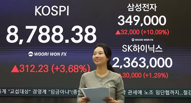1일 서울 중구 우리은행 딜링룸에 코스피와 삼성전자, SK하이닉스의 주가가 표시되고 있다. /장경식 기자