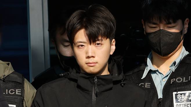 어린이날 광주 도심에서 일면식 없는 여고생을 살해해 살인·살인미수 등의 혐의를 받는 장윤기(23)가 지난달 14일 오전 광주 서부경찰서에서 검찰에 송치되고 있다. /뉴스1