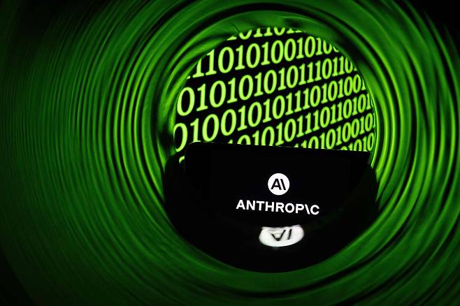 미국 인공지능 안전 및 연구 기업 앤트로픽(Anthropic)의 로고가 표시된 스마트폰. 챗봇 ‘클로드(Claude)’를 개발한 AI 거대 기업 앤트로픽은 2026년 6월 1일, 실리콘밸리의 AI 기업들이 AI 열풍을 주도하는 데 필요한 막대한 자금을 조달하기 위해 나서는 가운데, 비공개로 기업공개(IPO)를 신청했다고 발표했다. /AFP 연합뉴스