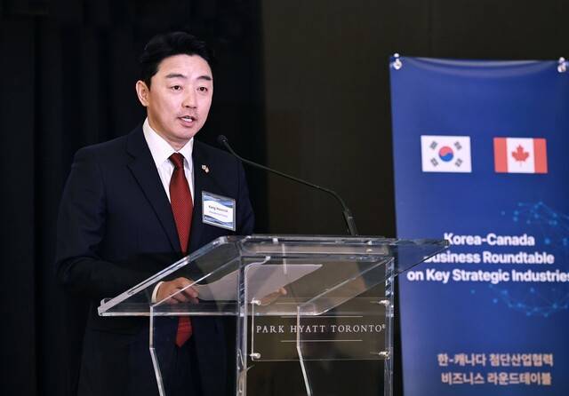 이재명 대통령의 전략경제협력 특사 자격으로 캐나다를 찾은 강훈식 비서실장이 1일(현지시각) 토론토 파크 하얏트 호텔에서 열린 한-캐 첨단산업협력 비즈니스 라운드테이블에서 발언하고 있다. 강훈식 비서실장 페이스북 갈무리