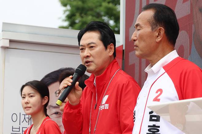 장동혁(가운데) 국민의힘 대표가 같은 당 김홍열(오른쪽) 충남 청양군수 후보와 함께 2일 충남 청양군 청양축협 앞에서 유세를 하고 있다. 청양=뉴시스