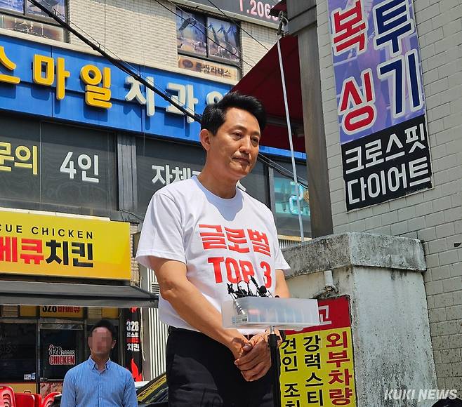오세훈 국민의힘 서울시장 후보가 2일 양천구 신곡시장 인근에서 기자들과 질의응답을 하고 있다. 서지영 기자