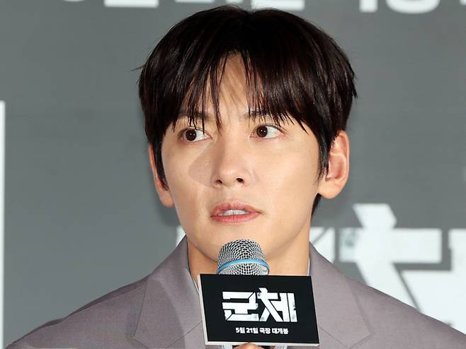 배우 지창욱 측이 수십억원대 세금 추징 보도와 관련해 공식 입장을 밝혔다. 사진은 지난 5월 서울 용산구 CGV용산아이파크몰에서 열린 영화 '군체' 기자간담회에 참석한 배우 지창욱. /사진=뉴스1
