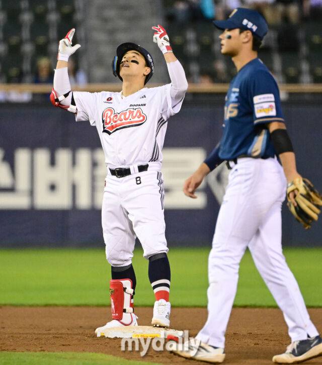 2026년 5월 21일 오후 서울 잠실구장에서 열린 '2026 신한 SOL KBO리그' NC 다이노스와 두산 베어스의 경기. 두산 손아섭이 5회말 2사 후 2루타를 친 뒤 기뻐하고 있다./마이데일리
