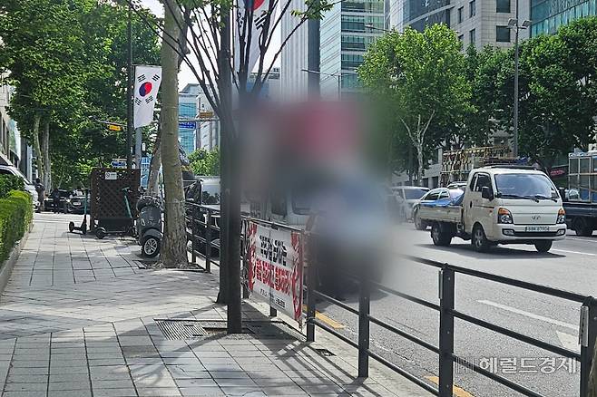 1일 오전 9시10분께 서울 강남구 역삼역 사거리 인근에 서울시의원 후보의 유세차량이 정차되어 있다. 이우중 수습기자