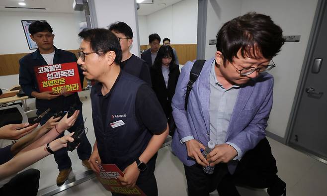27일 경기 수원시 영통구 경기지방노동위원회에서 열린 카카오 노사 2차 조정회에서 취재진의 질문에 답하고 있는 서승욱 카카오지회 지회장 뒤로 사측 관계자들이 회의장으로 들어가고 있다. 이날 열린 2차 조정회의 결과에 따라 카카오를 포함한 법인 5곳이 모두 파업을 선언할 경우, 각 법인의 사상 첫 파업과 동시에 창사 이래 첫 공동 파업이 된다. 뉴스1