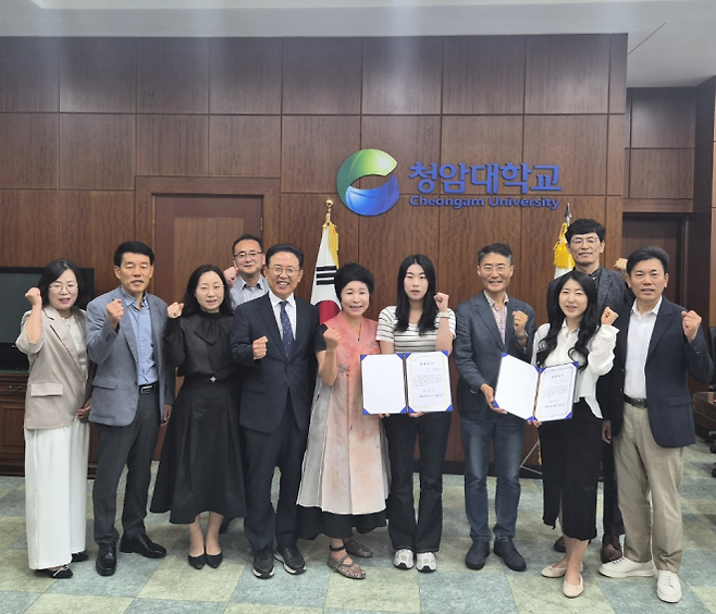 청암대학교가 ‘2026학년도 1학기 신화정 장학금 전달식’을 열고 학생 2명에게 장학금을 수여했다.