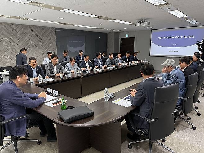 한국배구연맹, SOOP 여자부 신규 회원 가입 승인 (서울=연합뉴스) 장현구 기자 = 한국배구연맹(KOVO)이 2일 서울 마포구 상암동 배구연맹 대회의실에서 이사회 및 임시 총회를 열어 인터넷 방송 플랫폼 기업인 SOOP의 신규 회원 가입을 논의하고 있다. 2026.6.2 cany9900@yna.co.kr