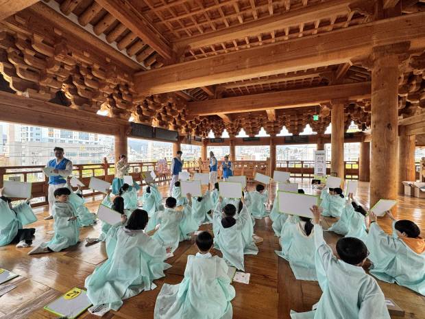 광주 남구 구동 희경루에서 열린 지난 ‘무등풍류뎐’ 행사 모습. <광주문화재단 제공>