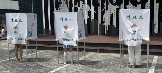 제9회 전국동시지방선거일인 3일 전주 중앙살림광장 앞에 설치된 청소년 모의 투표 현장 투표소에 찾은 청소년들이 투표를 하고 있다. /박현우 기자