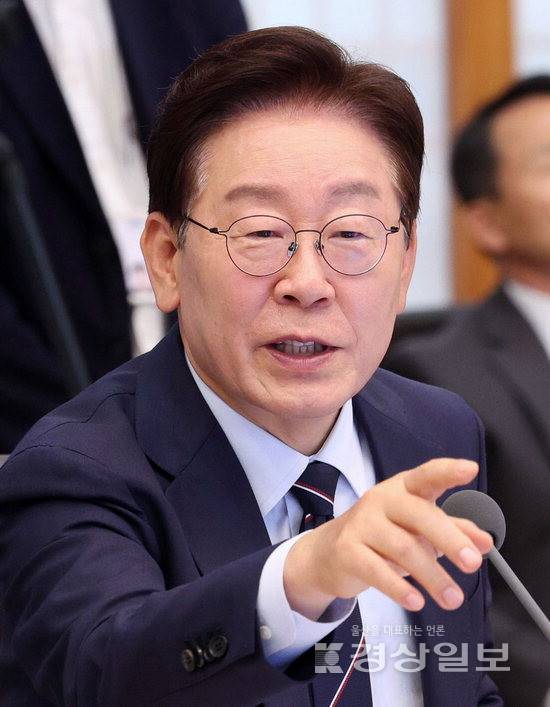 ▲ 이재명 대통령이 2일 청와대에서 열린 국무회의 겸 비상경제점검회의에서 발언하고 있다. 연합뉴스