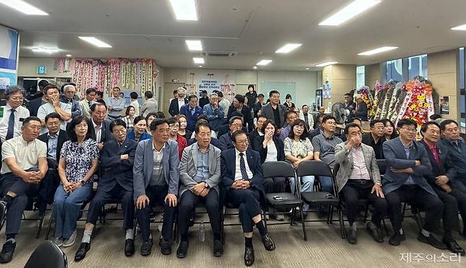 3일 오후 6시께 제9회 전국동시지방선거 교육감 선거 출구조사 결과가 발표된 김광수 제주도교육감 후보 선거사무소 모습. ⓒ제주의소리
