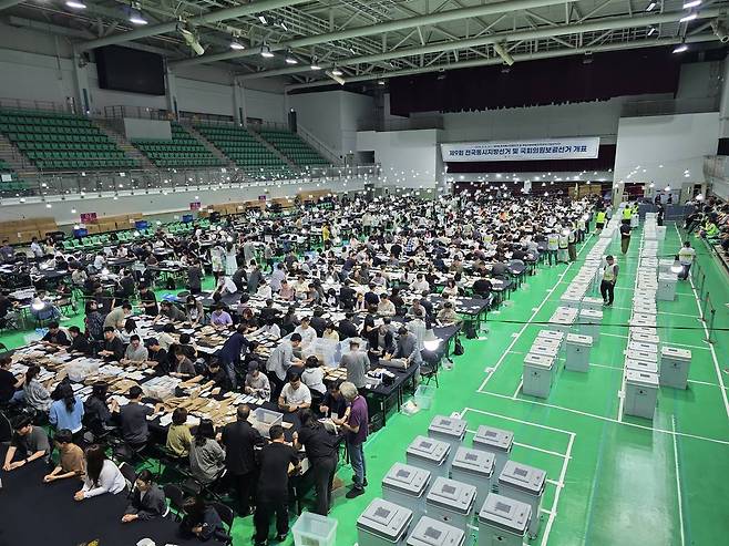 3일 인천 연수구 선학체육관에서 제9회 전국동시지방선거 및 국회의원보궐선거 개표가 이뤄지고 있다. 사진=뉴시스