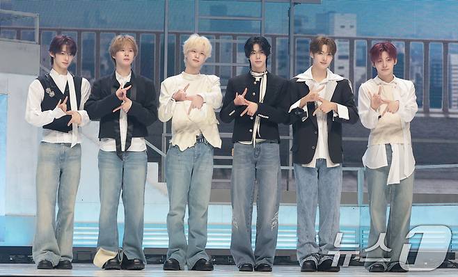 그룹 투어스(TWS) 한진(왼쪽부터)과 경민, 신유, 도훈, 영재, 지훈 ⓒ 뉴스1 권현진 기자