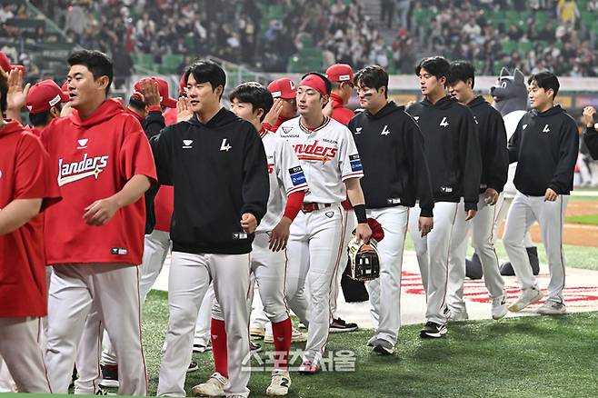 SSG 이숭용 감독이 15일 인천SSG랜더스필드에서 열린 2026 KBO리그 두산전에서 6-0으로 승리하며 6연패에서 탈출한 뒤 선수들에게 박수를 보내고 있다. 문학 | 박진업 기자 upandup@sportsseoul.com