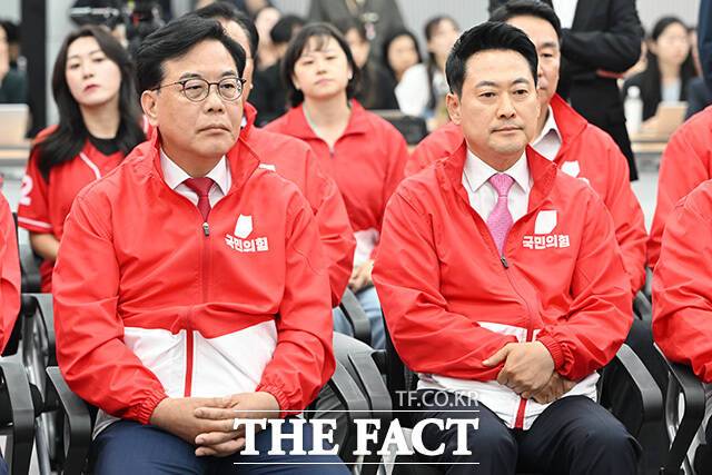 장동혁 국민의힘 대표와 송언석 원내대표 및 지도부가 3일 오후 서울 여의도 국민의힘 중앙당사에 마련된 국민의힘 개표사황실에서 제9회 전국동시지방선거 개표방송 출구조사 결과를 시청하고 있다. /남용희 기자