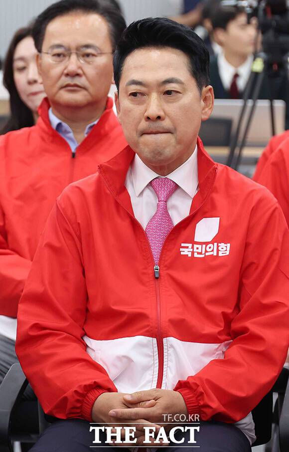 장동혁 국민의힘 대표와 선거대책위원회 관계자들이 3일 오후 서울 여의도 중앙당사에서 6·3 지방선거와 재보궐선거 출구조사 결과 방송을 보고 있다. /남용희 기자