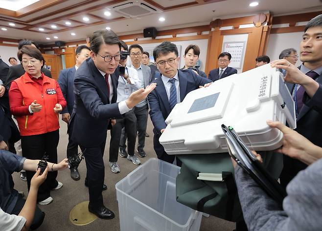 국민의힘 공명선거 안심투표위원회 신동욱 위원장을 비롯한 위원들이 지난 26일 경기 과천 중앙선거관리위원회를 방문해 투표함을 점검하고 있다. /연합뉴스