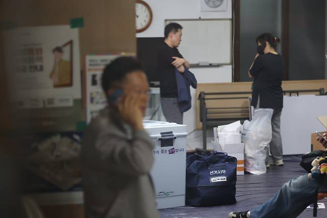6·3 지방선거 본투표일인 3일 투표용지 부족으로 투표시간이 오후 10시까지 연장된 서울 송파구 잠실7동 제2투표소에서 투표 종료 후 투표함 이송이 지연되고 있다./뉴스1
