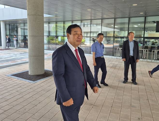 최민호 후보가 투표 후 시민들께 인사를 하고 있다. 김용배기자.