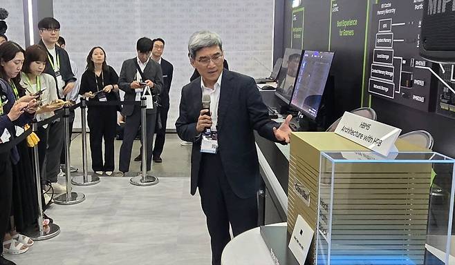 송재혁 삼성전자 반도체(DS)부문 최고기술책임자(CTO) 사장이 2일 대만 컴퓨텍스 전시에서 8세대 고대역폭 메모리(HBM5)에 대해 설명하고 있다. 삼성전자 제공