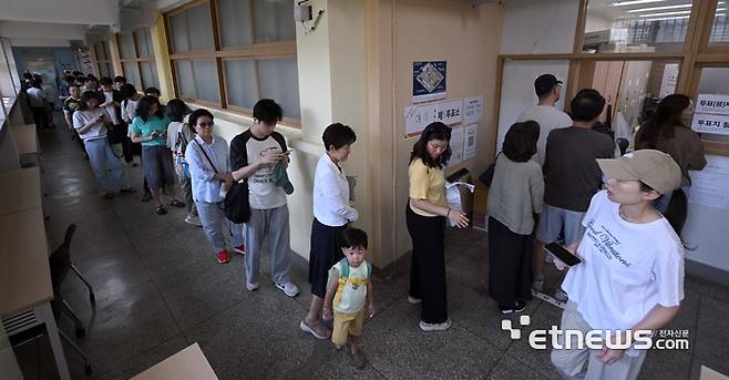 제9회 전국동시지방선거일인 3일 서울 영등포구 여의도중학교에 투표소에서 유권자들이 소중한 한 표를 행사하고 있다. 김민수기자 mskim@etnews.com