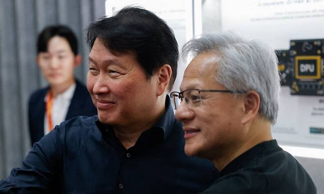 젠슨 황 엔비디아 최고경영자와 최태원 SK그룹 회장이 2026년 6월 2일(현지시각) 대만 타이베이에서 열린 컴퓨텍스 전시회 SK하이닉스 부스에서 포즈를 취하고 있다. 로이터=연합뉴스