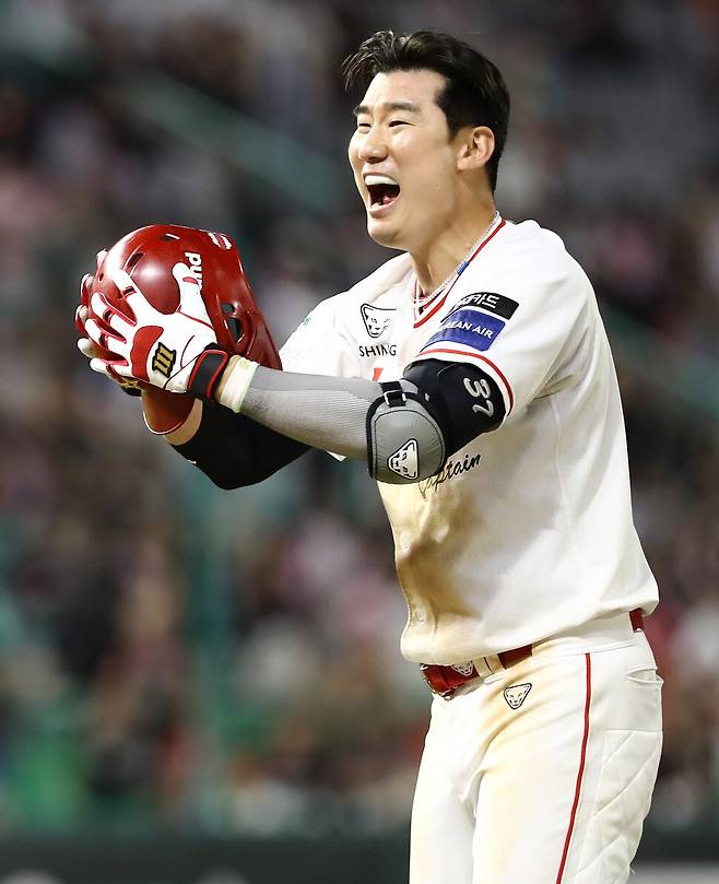 에스에스지 랜더스 오태곤이 3일 인천 에스에스지랜더스필드에서 열린 2026 KBO리그 키움 히어로즈와 경기에서 9회말 1사 만루 때 끝내기 희생 뜬공을 날린 뒤 기뻐하고 있다. 에스에스지 랜더스 제공