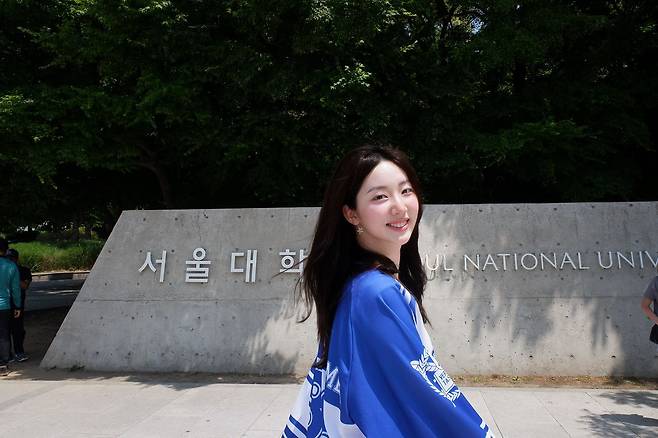 서울대 의예과 24학번 이주안씨가 학교 앞에서 환하게 웃고 있는 모습. 이주안씨 제공