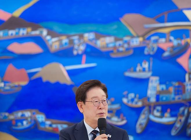 이재명 대통령이 2일 청와대에서 한·아프리카 외교장관회의 참석 대표단을 접견, 발언하고 있다. 뉴스1