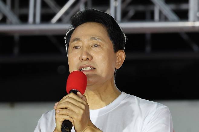 오세훈 국민의힘 서울시장 후보가 2일 서울 서대문구 신촌역 스타광장에서 열린 파이널 유세에서 지지를 호소하고 있다. 뉴스1