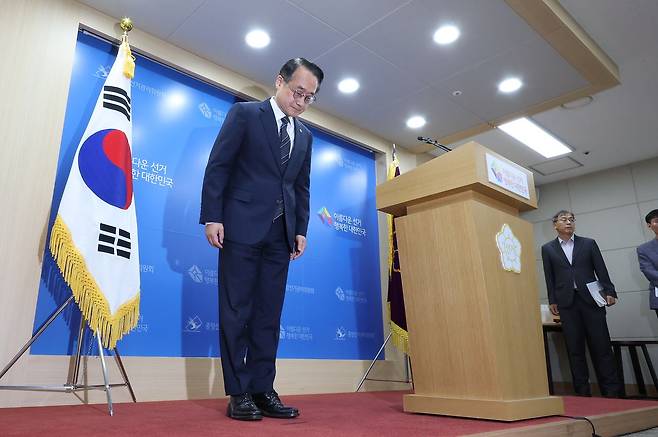 허철훈 중앙선거관리위원회 사무총장이 6·3 지방선거 본투표가 실시된 3일 경기 과천 중앙선관위원회에서 서울 송파구 등 일부 투표소에서 벌어진 투표용지 부족 사태와 관련해 대국민 사과를 하고 있다. 앞서 서울 송파구 잠실2동 제6투표소와 가락2동 제3투표소 등을 비롯한 일부 투표소에서는 준비된 투표용지가 부족해 유권자들이 장시간 대기하는 혼선이 빚어졌다. 뉴스1