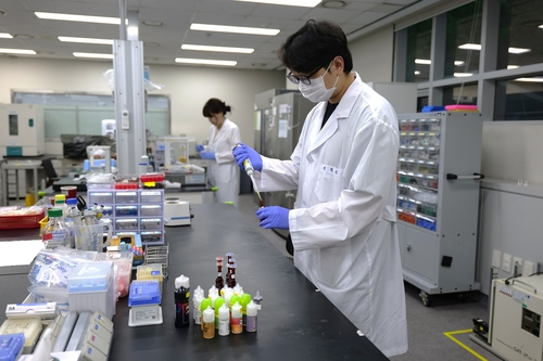 ▲ 액상 전자담배 검사. 서울시보건환경연구원 제공