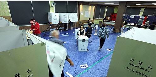 제9회 전국동시지방선거 투표일인 3일 경남 창원시 성산구 용남초등학교에 마련된 용지동 제3투표소를 찾은 유권자가 투표하고 있다. 연합뉴스