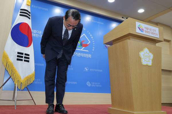허철훈 중앙선거관리위원회 사무총장이 6·3 지방선거 본투표일인 3일 경기 과천 중앙선관위에서 투표용지 부족 사태 관련 대국민 사과를 하고 있다. 연합뉴스