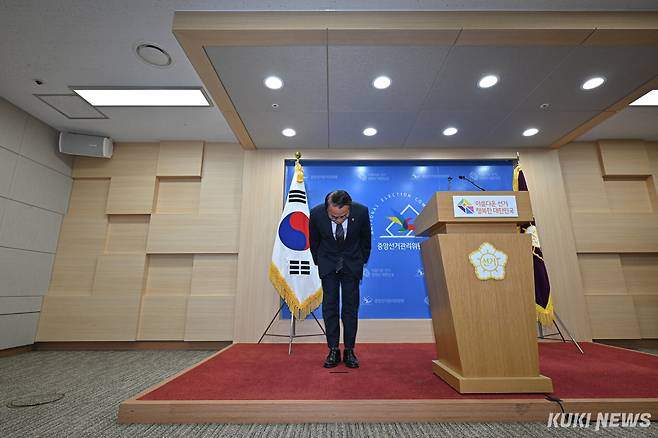 허철훈 중앙선거관리위원회 사무총장이 3일 경기 과천 중앙선관위에서 투표용지 부족 사태 관련 대국민 사과를 하고 있다.
