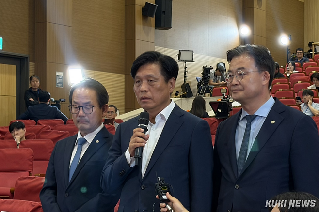 더불어민주당 총괄선대위원장인 조승래 사무총장이 3일 서울 여의도 국회에서 브리핑을 열고 발언하고 있다. 유병민 기자