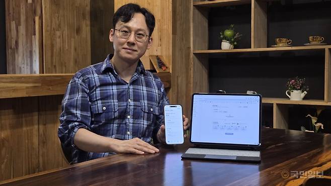 선우준 행복한교회 목사가 3일 서울 은평구 교회에서 자신이 만든 '또만나' 앱과 로아스 홈페이지를 띄워두고 AI를 활용한 목회에 대해 설명하고 있다.