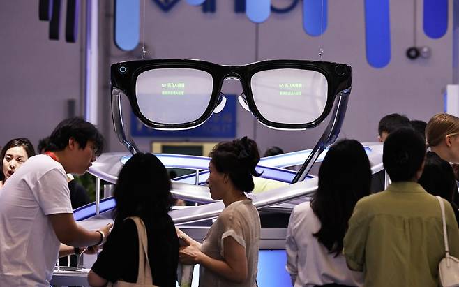 지난 4월 14일 세계 인공지능 컨퍼런스에 인공지능 안경 부스의 모습. 신화뉴시스