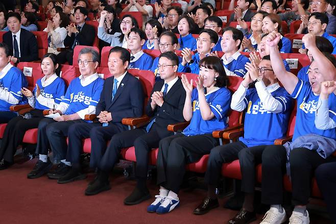 더불어민주당 정청래 총괄상임선거대책위원장과 한병도 공동상임선대위원장, 이시종 공동상임선대위원장이 3일 국회 의원회관에 마련한 제9회 전국동시지방선거·국회의원 재보궐선거 개표상황실에서 출구조사 결과를 차분하게 지켜보고 있다. 연합뉴스