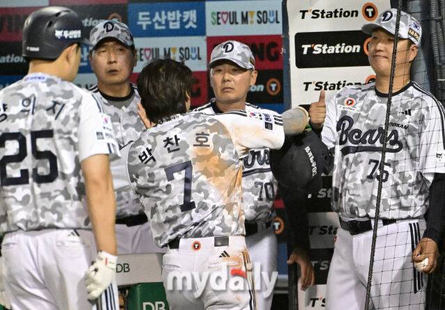 2026년 6월 2일 오후 서울 잠실구장에서 열린 '2026 신한 SOL KBO리그' 한화 이글스와 두산 베어스의 경기. 두산 2루 주자 박찬호가 8회말 2사 만루서 조수행의 2타점 적시타 때 홈을 밟은 뒤 김원형 감독의 축하를 받고 있다./마이데일리