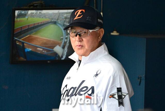 2026년 6월 2일 오후 서울 잠실구장에서 열린 '2026 신한 SOL KBO리그' 한화 이글스와 두산 베어스의 경기. 한화 김경문 감독이 한화에어로스페이스 참사 추모 근조 리본을 달고 있다./마이데일리